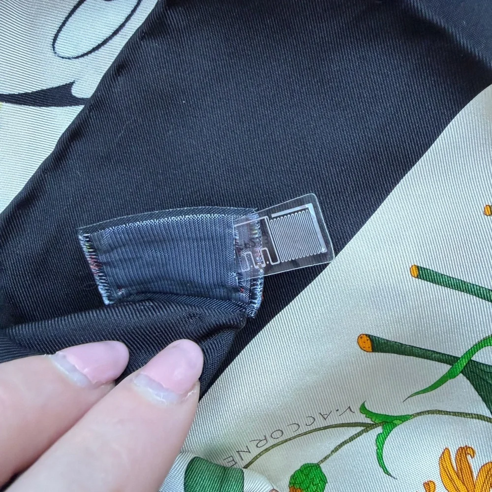 Gucci X Disney Black Flora Silk Scarf - Picture 11 of 11